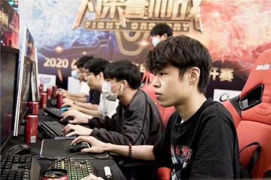 球场内外的 球场内外的