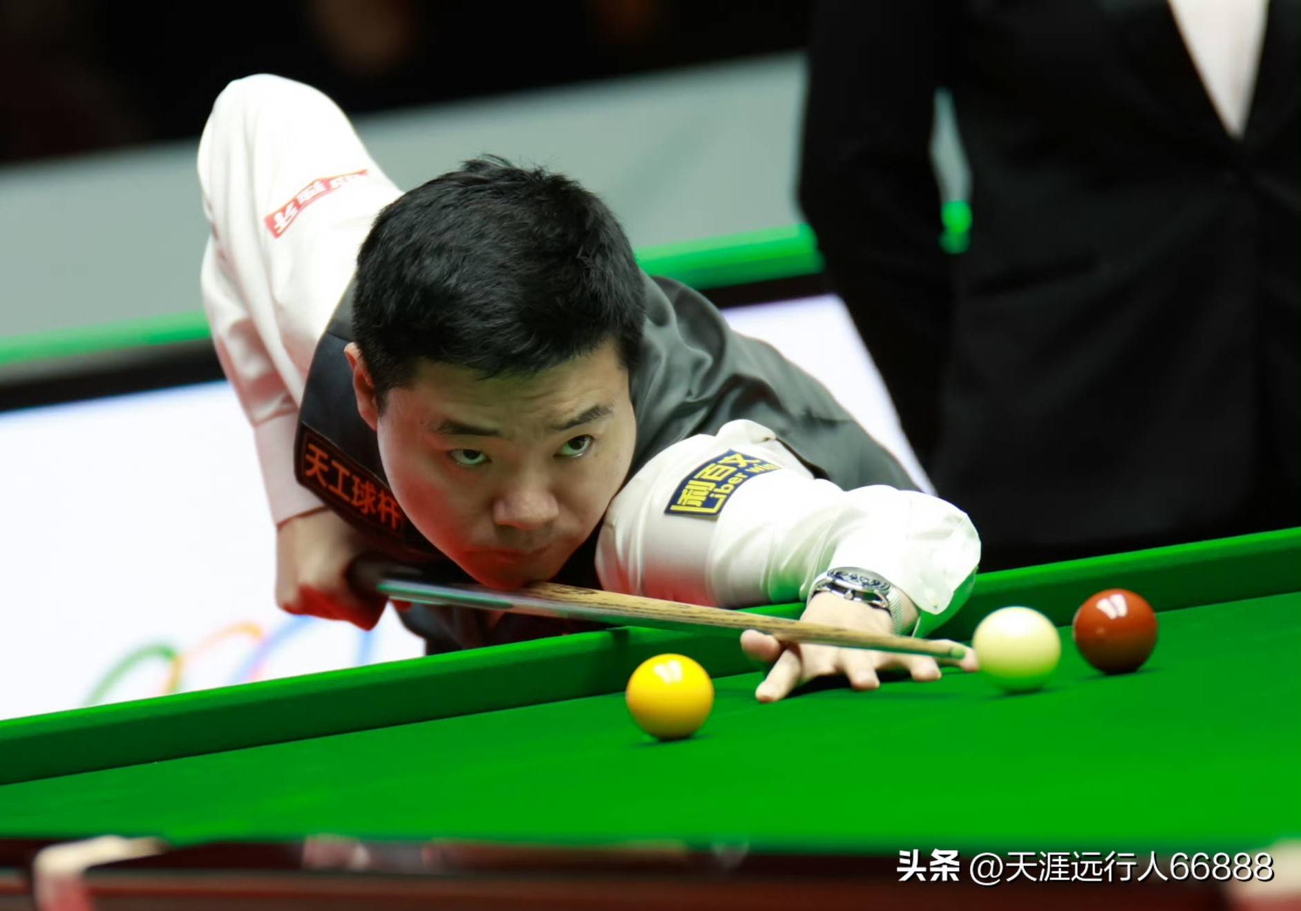 随着他在客 随着他在客